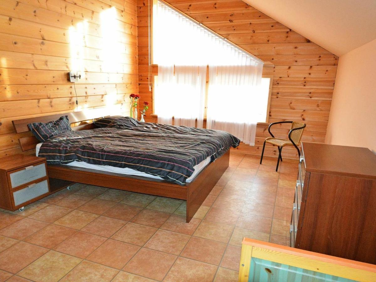 Six-Bedroom Holiday Home In Eidsvag Room photo